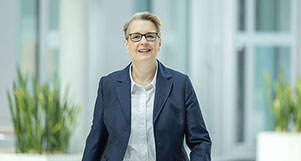 Gabriela Pantring läuft durch das Foyer der NRW.BANK