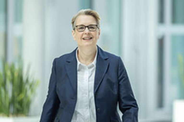 Gabriela Pantring läuft durch das Foyer der NRW.BANK