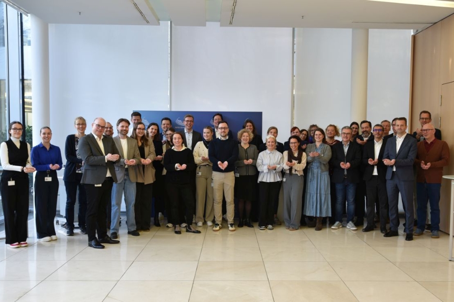 Der Bereich Unternehmensentwicklung der NRW.BANK zeigt die Geste zum Weltfrauentag 2026 unter dem Motto "Give To Gain".