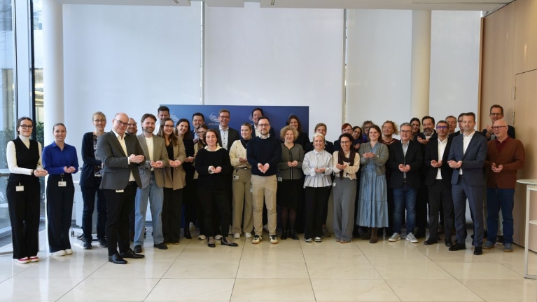 Der Bereich Unternehmensentwicklung der NRW.BANK zeigt die Geste zum Weltfrauentag 2026 unter dem Motto "Give To Gain".