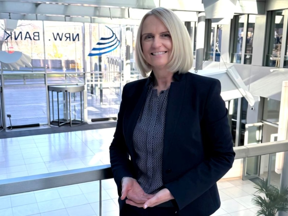 Die Förderberaterin Claudia Brendt zeigt die Geste zum Weltfrauentag 2026 unter dem Motto "Give To Gain".