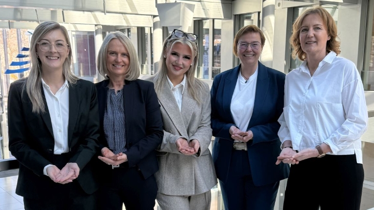 Die Förderberaterinnen der NRW.BANK zeigen die Geste zum Weltfrauentag 2026 unter dem Motto "Give To Gain".