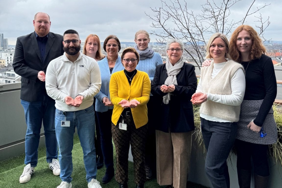 Mitarbeitende der NRW.BANK zeigen die Geste zum Weltfrauentag 2026 unter dem Motto "Give To Gain".