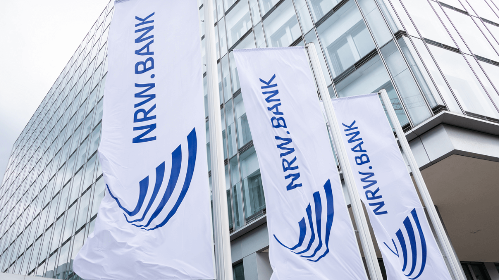 Flaggen wehen im Wind vor dem Gebäude der NRW-Bank