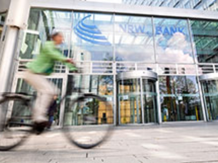 Eine Frau fährt mit dem Fahrrad an der NRW.BANK vorbei
