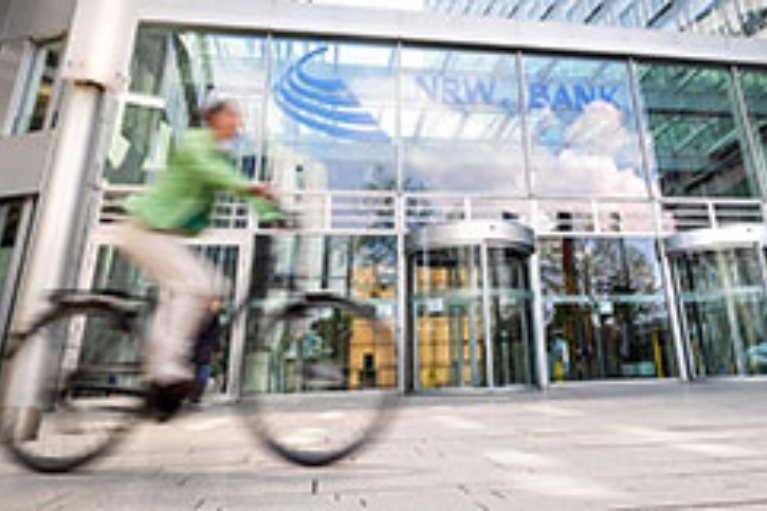 Eine Frau fährt mit dem Fahrrad an der NRW.BANK vorbei