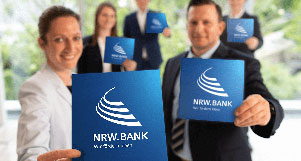 Fünf Mitarbeiterinnen und Mitarbeiter der NRW.BANK heißen neue Kolleginnen und Kollegen herzlich willkommen.