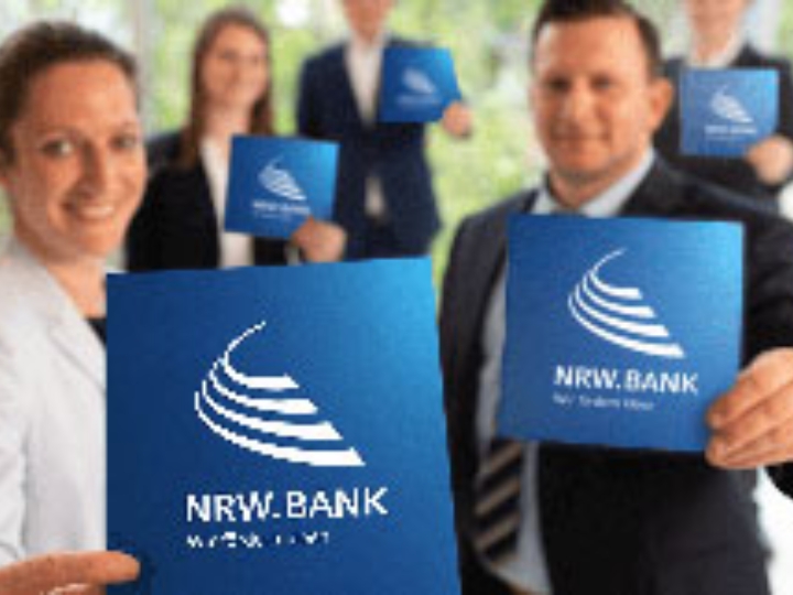 Fünf Mitarbeiterinnen und Mitarbeiter der NRW.BANK heißen neue Kolleginnen und Kollegen herzlich willkommen.