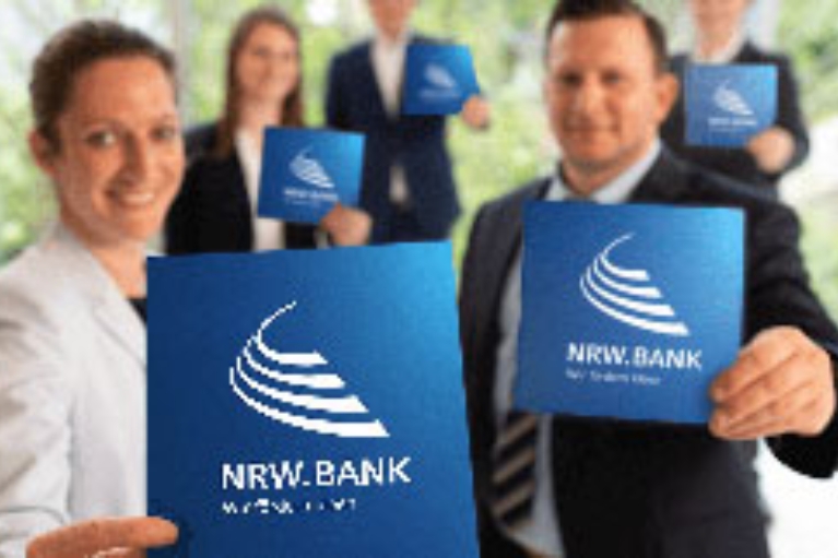 Fünf Mitarbeiterinnen und Mitarbeiter der NRW.BANK heißen neue Kolleginnen und Kollegen herzlich willkommen.