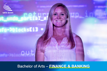 Junge Frau schaut freundlich in die Kamera. Schriftzug: Bachelor of Arts - Finance & Banking