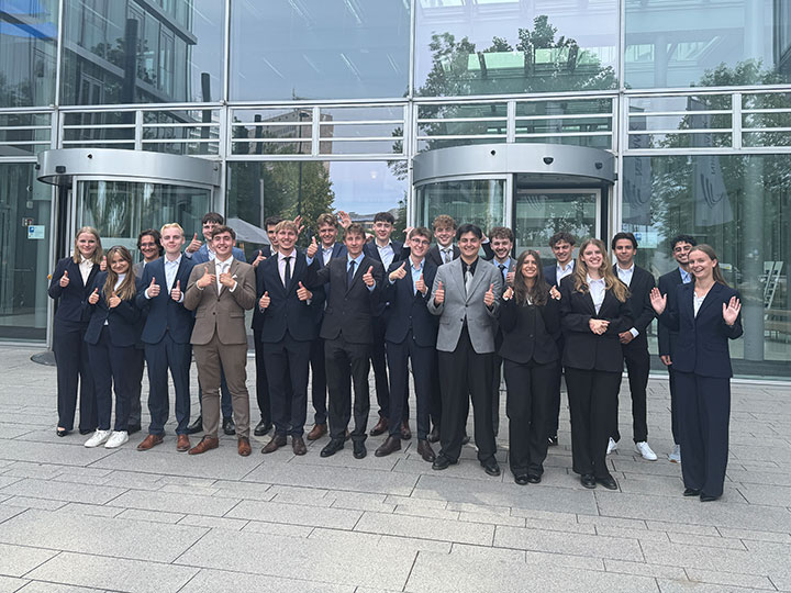 Gruppenfoto der Dualstudierenden des Jahrgangs 2026