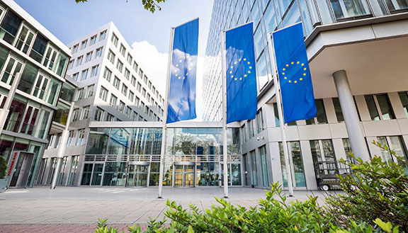 Europafahnen vor dem NRW.Bank Standort in Düsseldorf