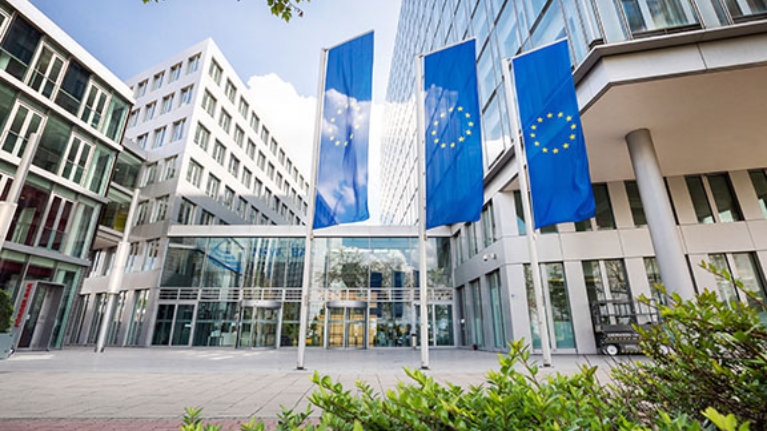 Europafahnen vor dem NRW.BANK-Standort in Düsseldorf