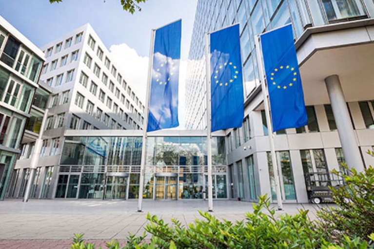 Europafahnen vor dem NRW.BANK-Standort in Düsseldorf