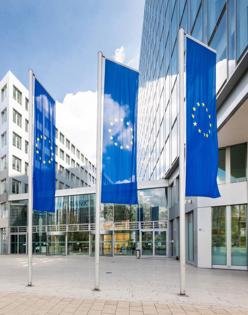 Europafahnen vor dem NRW.Bank Standort in Düsseldorf