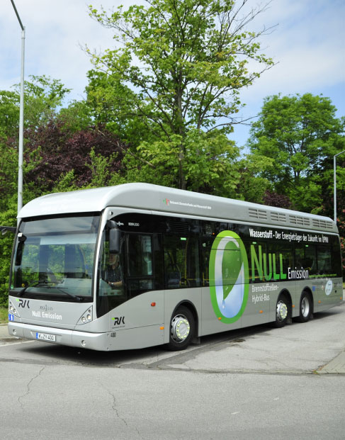 Moderner Linienbus auf einer Straße vor einem Park