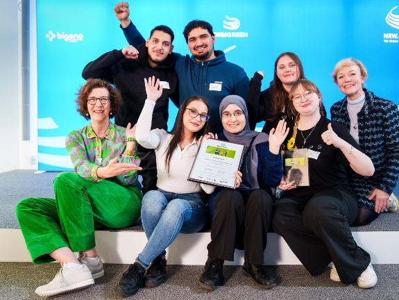 Alice-Salomon-Berufskolleg aus Bochum mit dem Projekt "GrowSmart" Digitale Schulgarten-Plattform.
