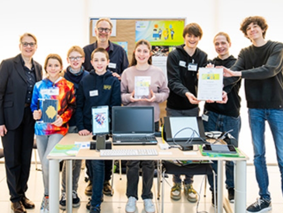 DIGIGREEN 2024 Preisverleihung in der NRW.BANK Düsseldorf am 7.3.2024. Im Foto: St. Leonard Gymasium aus Aachen mit dem Projekt: "Planet zu heiß? Green up your device".