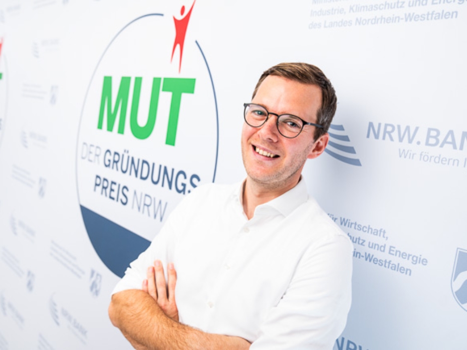 Philipp Soest von cleansort vor dem MUT - DER GRÜNDUNGSPREIS NRW-Logo