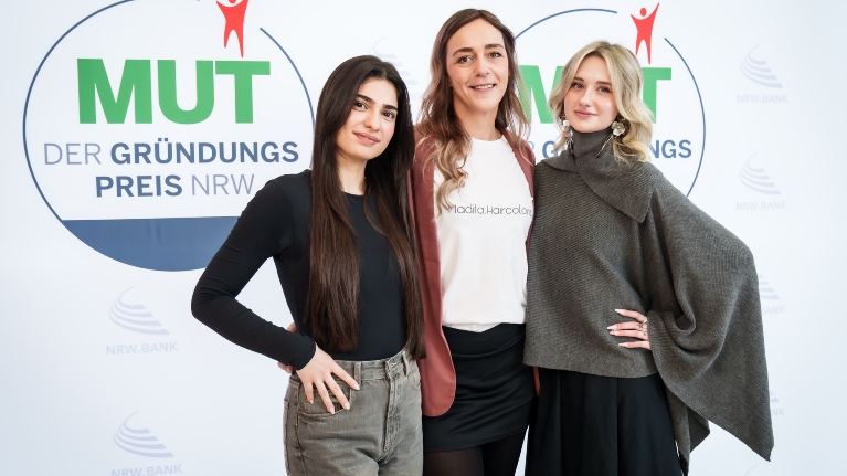 Sedra Nabo, Madita Harms und Snizhana Landysheva (v. l. n. r.) von MADITA HAIRCOLORIST sind für MUT – DER GRÜNDUNGSPREIS NRW 2025 nominiert