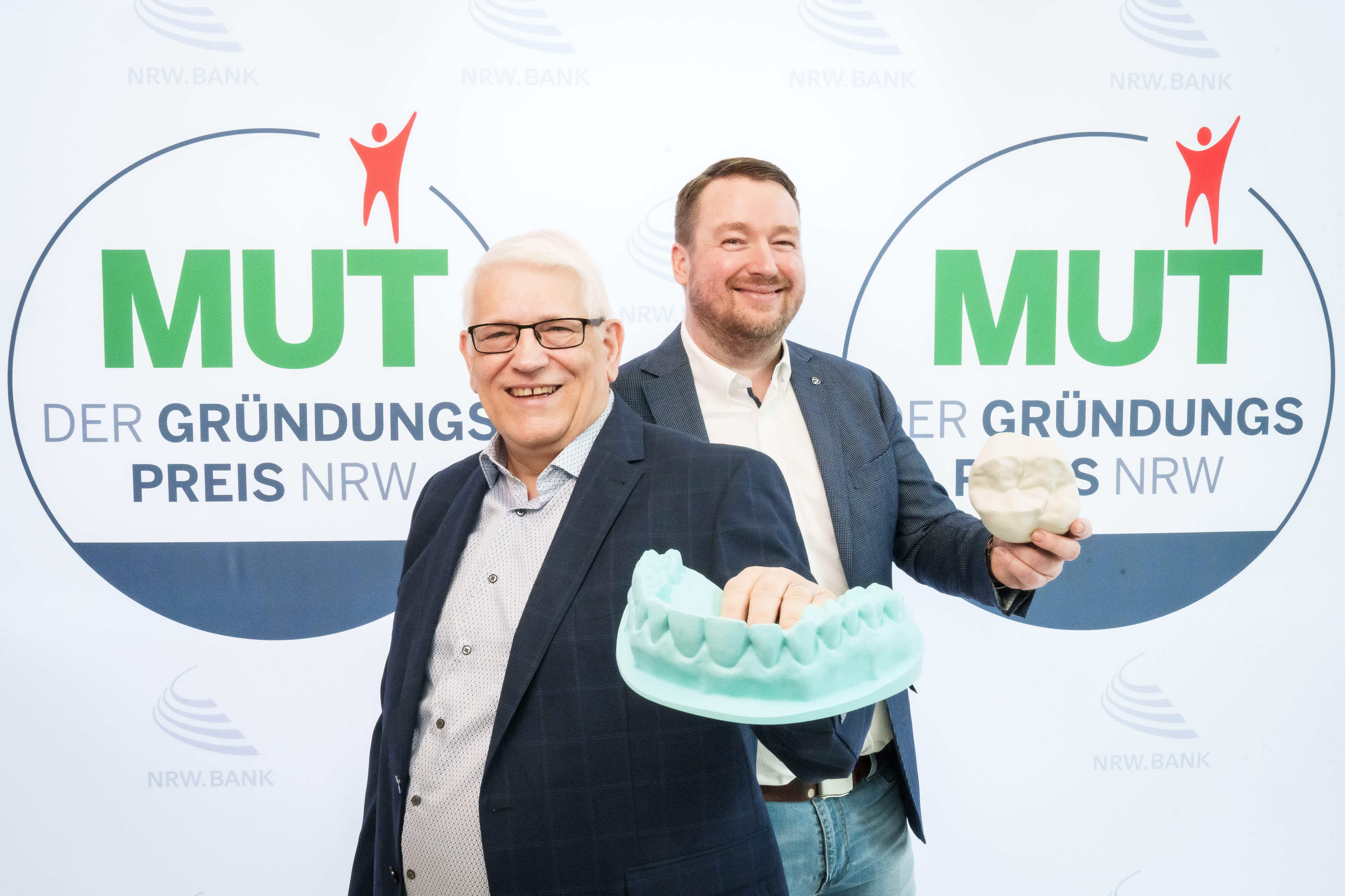 Bernd Krütt und Marcus Kalb (v. l. n. r.) sind mit ihrem Team von Prinoa Dental für MUT – DER GRÜNDUNGSPREIS NRW 2025 nominiert
