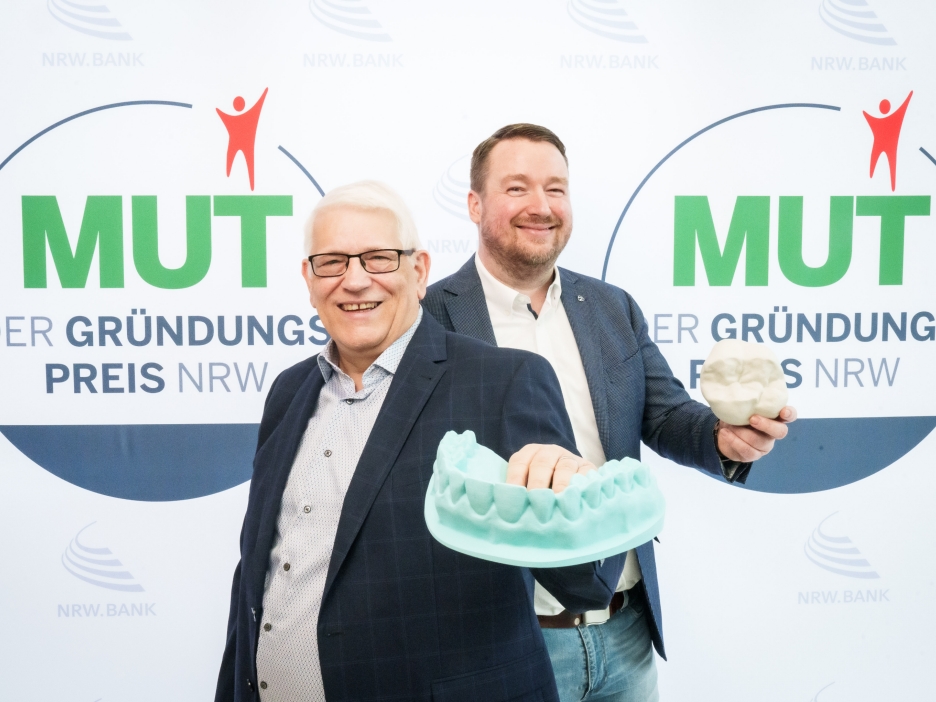 Bernd Krütt und Marcus Kalb (v. l. n. r.) sind mit ihrem Team von Prinoa Dental für MUT – DER GRÜNDUNGSPREIS NRW 2025 nominiert