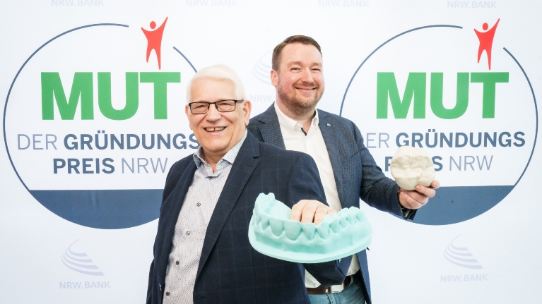 Bernd Krütt und Marcus Kalb (v. l. n. r.) sind mit ihrem Team von Prinoa Dental für MUT – DER GRÜNDUNGSPREIS NRW 2025 nominiert