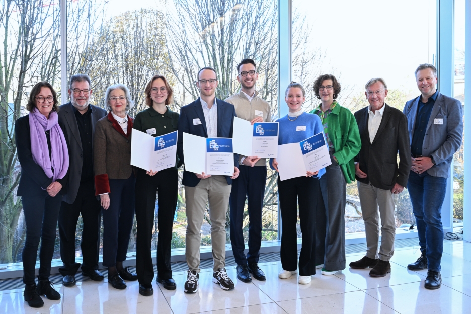 Die Preisträgerinnen und Preisträger des NRW.BANK.Studienpreis "Wohnen & Stadt" 2024 und Claudia HIllenherms, Mitglied des Vorstands der NRW.BANK.