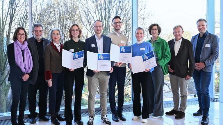 Die Preisträgerinnen und Preisträger des NRW.BANK.Studienpreis "Wohnen & Stadt" 2024 und Claudia HIllenherms, Mitglied des Vorstands der NRW.BANK.