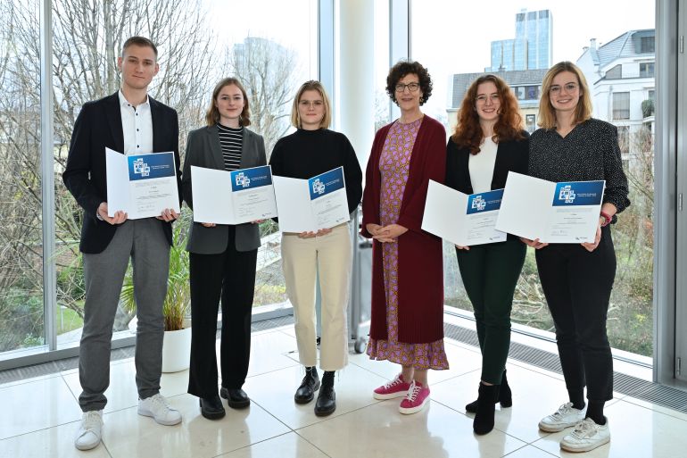 Das Bild zeigt die Preisträgerinnen und Preisträger des 15. NRW.BANK.Studienpreises „Wohnen & Stadt“, der am 11. Dezember 2023 in Düsseldorf verliehen wurde.