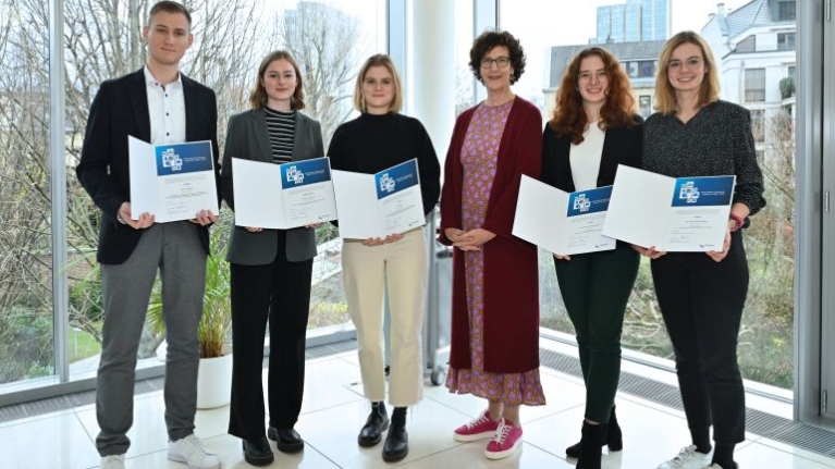 Das Bild zeigt die Preisträgerinnen und Preisträger des 15. NRW.BANK.Studienpreises „Wohnen & Stadt“, der am 11. Dezember 2023 in Düsseldorf verliehen wurde.