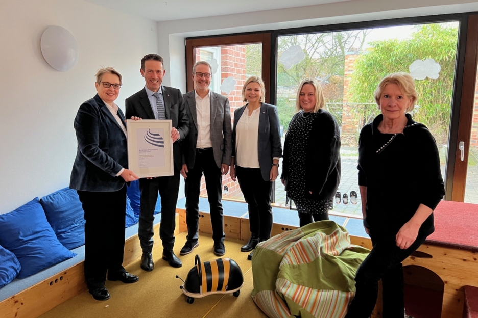 Das Foto zeigt die Teilnehmenden der Übergabe der Weihnachtsspende 2023 der NRW.BANK im Familienzentrum am Sinnesgarten in Nordkirchen.
