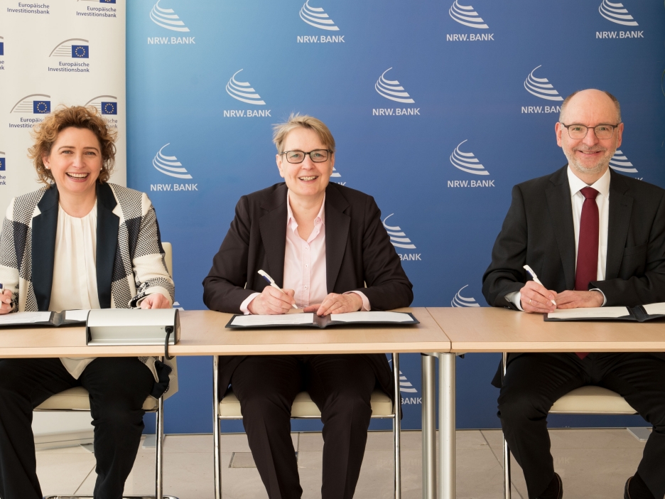 Vertreterinnen und Vertreter der EIB und der NRW.BANK bei der Unterzeichnung eines Rahmenkredits NRW.BANK erhält EIB-Kredit zur Refinanzierung von Flüchtlingsunterkünften.