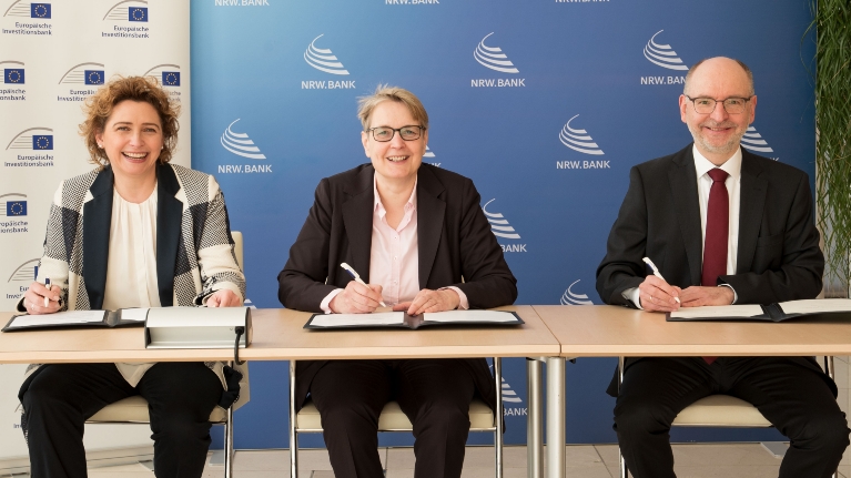 Vertreterinnen und Vertreter der EIB und der NRW.BANK bei der Unterzeichnung eines Rahmenkredits NRW.BANK erhält EIB-Kredit zur Refinanzierung von Flüchtlingsunterkünften.