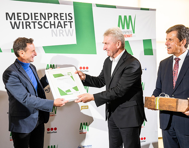 Wirtschaftsminister Pinkwart und Eckhard Forst, Vorstandsvorsitzender der NRW.BANK gratulieren Immo Mäueler beim MEDIENPREIS WIRTSCHAFT NRW 2021