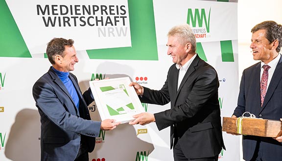 Wirtschaftsminister Pinkwart und Eckhard Forst, Vorstandsvorsitzender der NRW.BANK gratulieren Immo Mäueler beim MEDIENPREIS WIRTSCHAFT NRW 2021