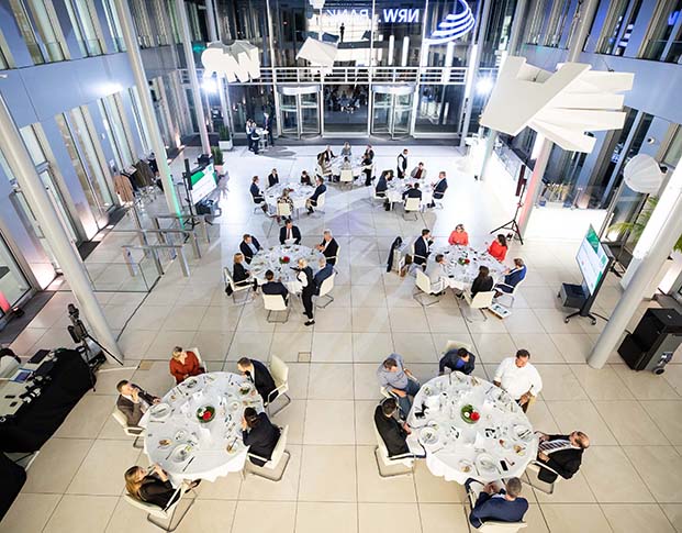 7 Runde Tische mit Gästen beim MEDIENPREIS WIRTSCHAFT NRW 2021 im Foyer der NRW.BANK