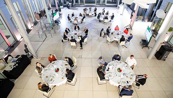 7 Runde Tische mit Gästen beim MEDIENPREIS WIRTSCHAFT NRW 2021 im Foyer der NRW.BANK
