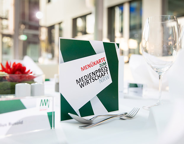 Die Menükarte zum MEDIENPREIS WIRTSCHAFT NRW 2021 an einem festlich gedeckten Tisch