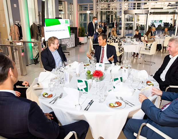 Wirtschaftsminister Pinkwart, NRW.BANK Vorstandsvorsitzender Forst und Gäste an einem festlich gedeckten Tisch beim MEDIENPREIS WIRTSCHAFT 2021