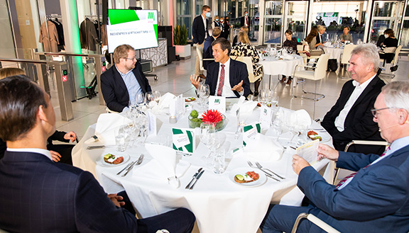 Wirtschaftsminister Pinkwart, NRW.BANK Vorstandsvorsitzender Forst und Gäste an einem festlich gedeckten Tisch beim MEDIENPREIS WIRTSCHAFT 2021
