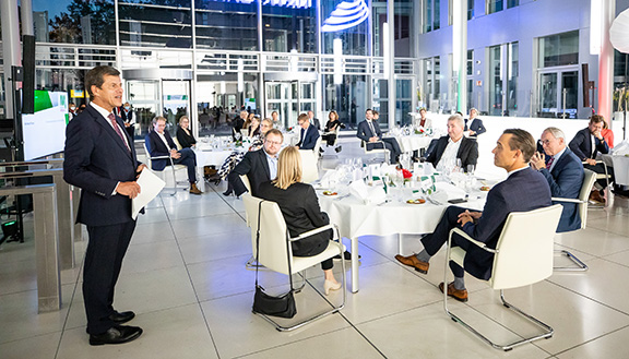 NRW.BANK-Vorstandsvorsitzender Eckhard Forst begrüßt die Gäste beim MEDIENPREIS WIRTSCHAFT 2021