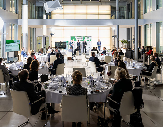 Ein Blick auf die Gäste an ihren Tischen und das Podium beim MEDIENPREIS WIRTSCHAFT 2021