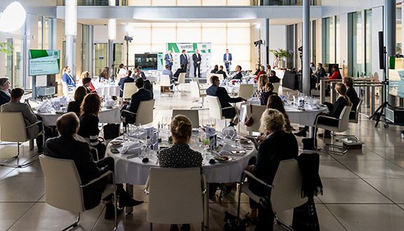Ein Blick auf die Gäste an ihren Tischen und das Podium beim MEDIENPREIS WIRTSCHAFT 2021