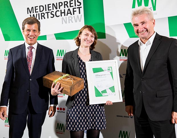 Wirtschaftsminister Pinkwart und NRW.BANK-Vorstandsvorsitzender Eckhard Forst gratulieren Preisträgerin Janina Martens.