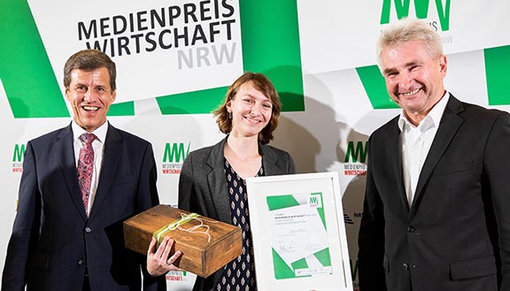 Wirtschaftsminister Pinkwart und NRW.BANK-Vorstandsvorsitzender Eckhard Forst gratulieren Preisträgerin Janina Martens.