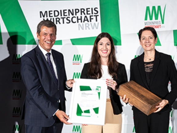 1. Platz Gründung: v.l. Eckhard Forst, Christina Kyriasoglou (Jonas Rest fehlt), Silke Gorißen (Ministerin für Landwirtschaft und Verbraucherschutz des Landes Nordrhein-Westfalen)