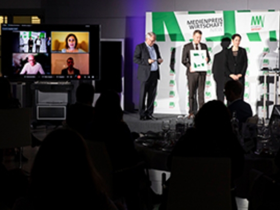 Preisträger Kategorie Mittelstand: Martin Mehringer (Bildschirm links unten), Moritz Aisslinger (Bildschirm rechts unten), Jacqueline Goebel (Bildschirm rechts oben), Edzard Bennmann (SIGNAL IDUNA Gruppe), Silke Gorißen (Ministerin für Landwirtschaft und Verbraucherschutz des Landes Nordrhein-Westfalen)