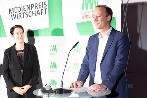 NRW-Landwirtschaftsministerin Silke Gorißen steht neben Florian Rinke, der eine Laudatio hält.