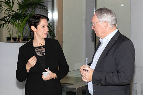 NRW-Landwirtschaftsministerin Silke Gorißen spricht mit Norbert Tiemann